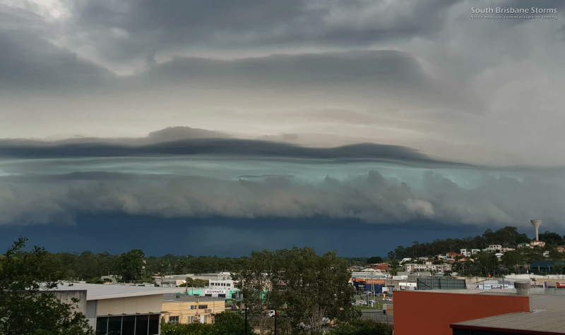 Shelf cloud structure crossing over Brisbane