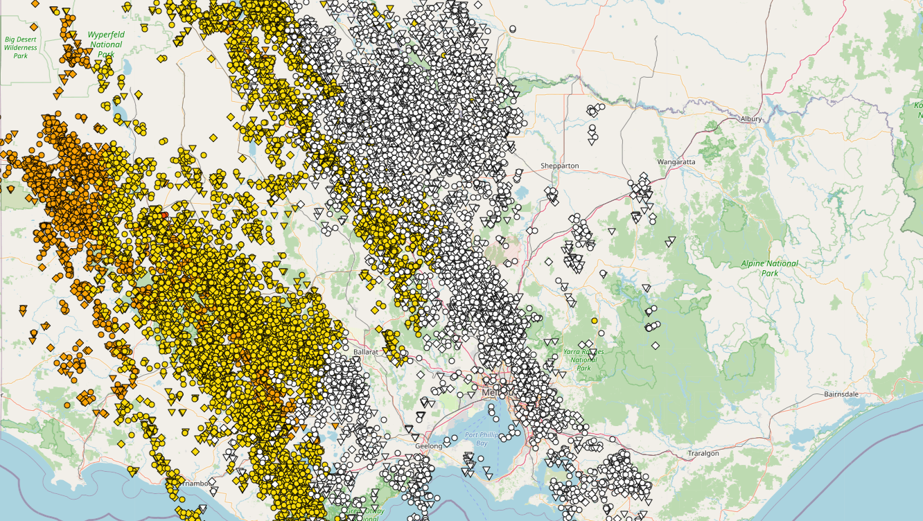 Severe thunderstorms stretch across central Victoria shortly after midnight. GIS Lightning Data. EWN. May 19th/20th, 2020.